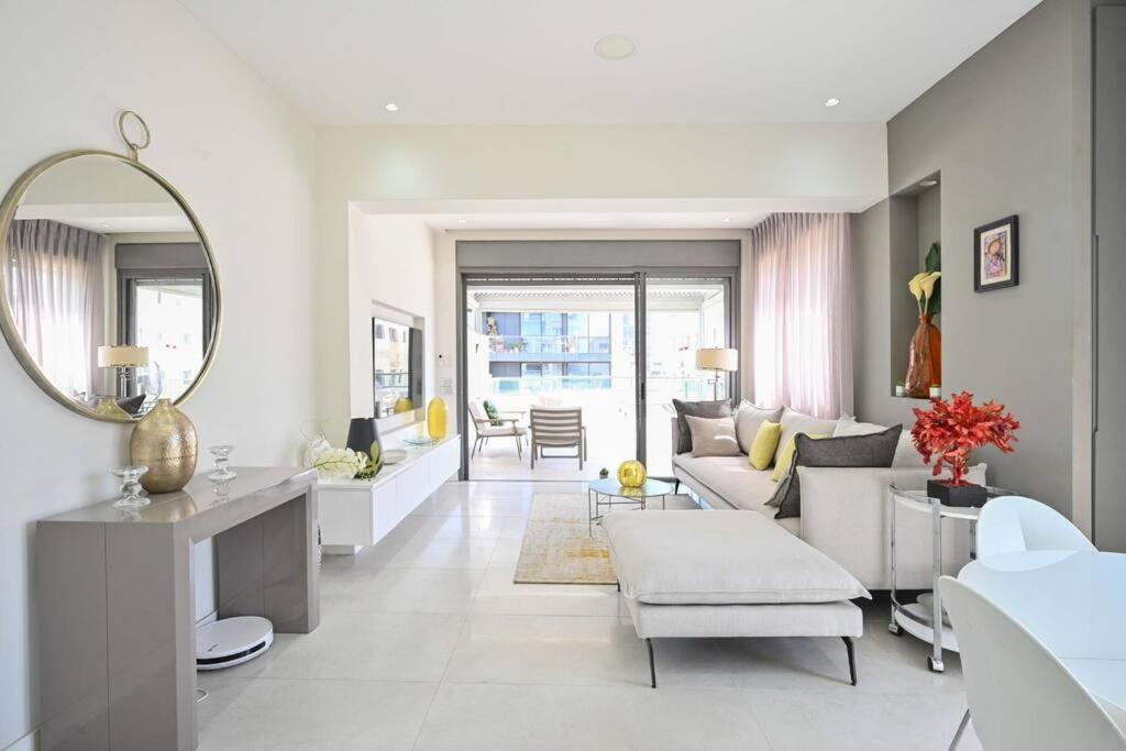 Seaside Balcony&parking ! Tel Aviv